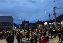 U Čačku večeras održana dva odvojena protesta – blokada kružnog toka i buka ispred Policijske uprave