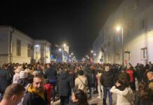 Održan protest ispred Policijske uprave, protestanti pravili buku kod kuće gradonačelnika, a sedište SNS-a zasuli jajima