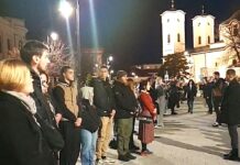 Održana blokada kružnog toka kod “Car Lazara“ i protest prosvetara i učenika ispred Gimnazije