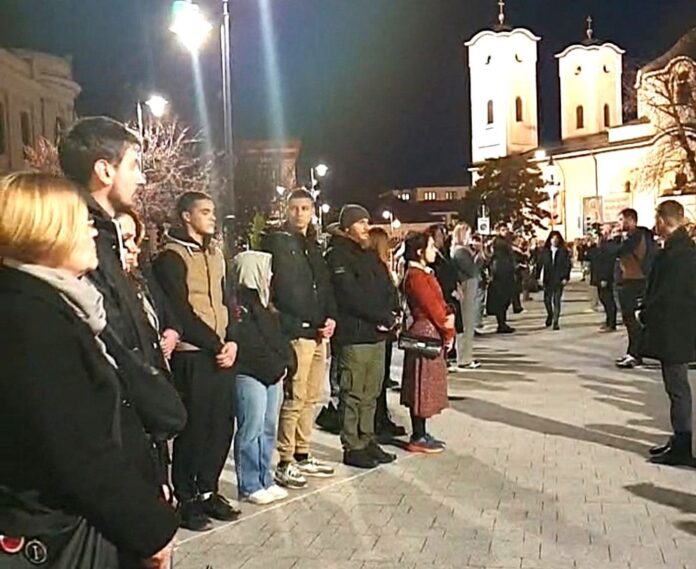 Ispred Gimnazije prosvetari 1