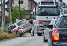 Auto sleteo u kanal nakon sudara sa cisternom u Trbušanima