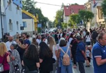 Građani protestovali ispred zgrade Policijske uprave Čačak, pristalice SNS se okupile ispred prostorija stranke