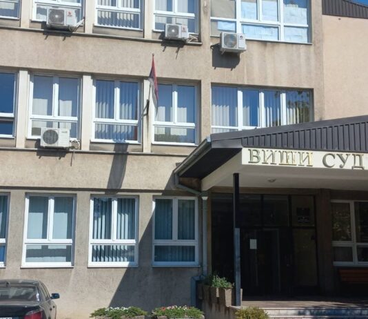 Ispred Višeg tužilaštva u Čačku održan protest zbog vršnjačkog nasilja u školi u Mrčajevcima
