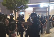Stigla žandarmerija, ali i dalje mirno ispred prostorija SNS