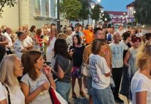 Održan protest povodom hapšenja dvojice profesora Mašinsko-saobraćajne škole, verbalno napadnut snimatelj RTS-a