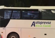 Građani blokirali pet autobusa sa pristalicama SNS-a i zasuli ih jajima i farbom