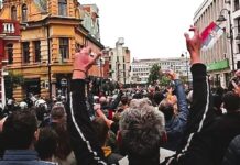 Mladić pretučen nakon završetka protesta pristalica i protivnika SNS