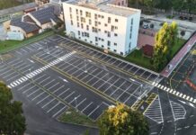 Završeno obeležavanje parking mesta na parkiralištu između Doma učenika i Gradskog bedema (FOTO)