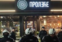 Demonstranti gađali jajima izlog restorana “Proleće“ kada su u njemu videli funkcionere SNS