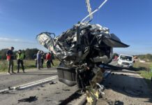 Od automobila nije ostalo ništa, potpuno smrskan u sudaru sa autobusom u kom je bilo 15 putnika