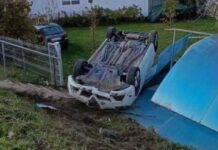 Autom uleteo u dvorište kod kružnog toka u Preljini