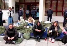 Deo studenata koji su pešačili do Novog Sada prespavali ispred zgrade Gradske uprave u Čačku