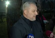 Dr Dabić izašao pred nezadovoljne građane: Ako će moja ostavka da reši problem, nije nikakav problem da je podnesem