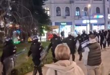 Stotinak građana protestovalo ispred zgrade gde se nalazi TV Lav na kojoj je gostovao Aleksandar Vučić