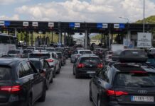 Duge kolone na graničnom prelazu Evzoni – putnički automobili čekaju dva, autobusi i do pet sati