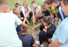 Akcija “Tradicija kroz igru“ nastavljena u školi u Trnavi, đaci igrali klikera i lastiša