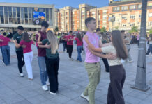 Više od 400 čačanskih maturanata učestvovalo u maturskom plesu na Gradskom trgu