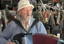 Deda Mijo iz Trbušana ima “zlatne ruke“, sa 93 godine i dalje popravlja harmonike