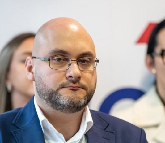Politički transfer godine: Božović iz Dveri prešao u SNS, skupštinska većina brojnija za jednog odbornika