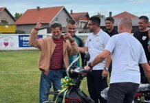 Fudbaleri Poleta iz Trbušana svom vernom navijaču kupili novi motor